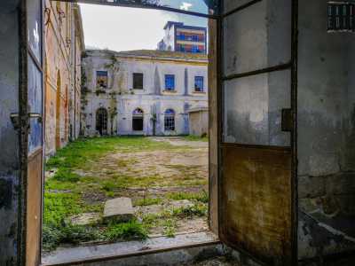 Dell�antica industria non resta quindi quasi pi� nulla. Per� il direttore tecnico del cantiere di restauro, Giacomo Pepe, nel gennaio del 2023, a lavori non ancora iniziati, � riuscito a fotografare gli interni della fabbrica...